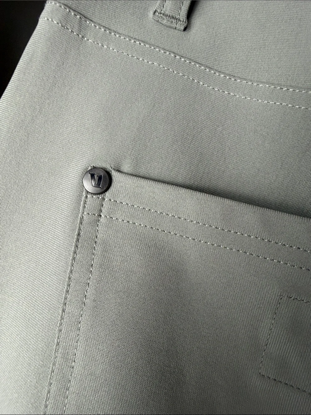 Men’s Vuori NWOT Meta Pant in Light Grey size 33